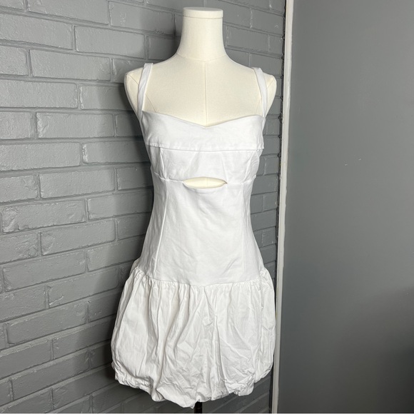 iris Dresses & Skirts - iris White Bubble Hem Dress with Sweetheart Neckline size Large